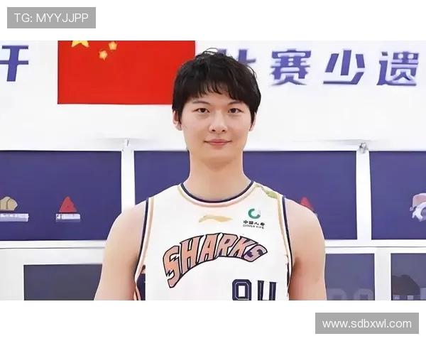 王哲林领衔中国男篮新征程展现拼搏精神与团队合作的力量