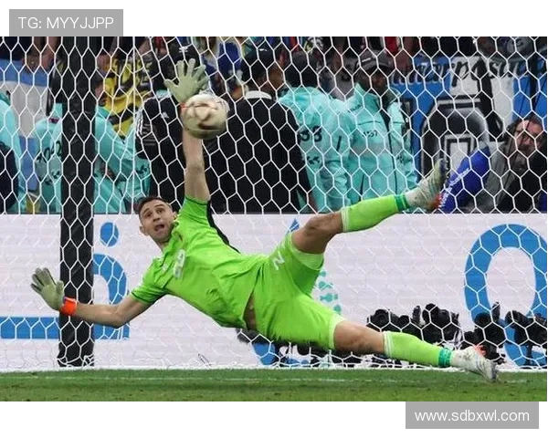 马丁内斯的传奇人生与足球生涯背后的故事揭秘